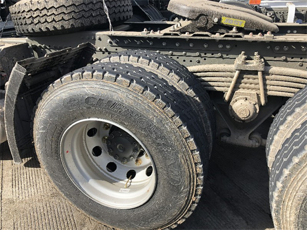 牵引车6x4白色平顶 (18)