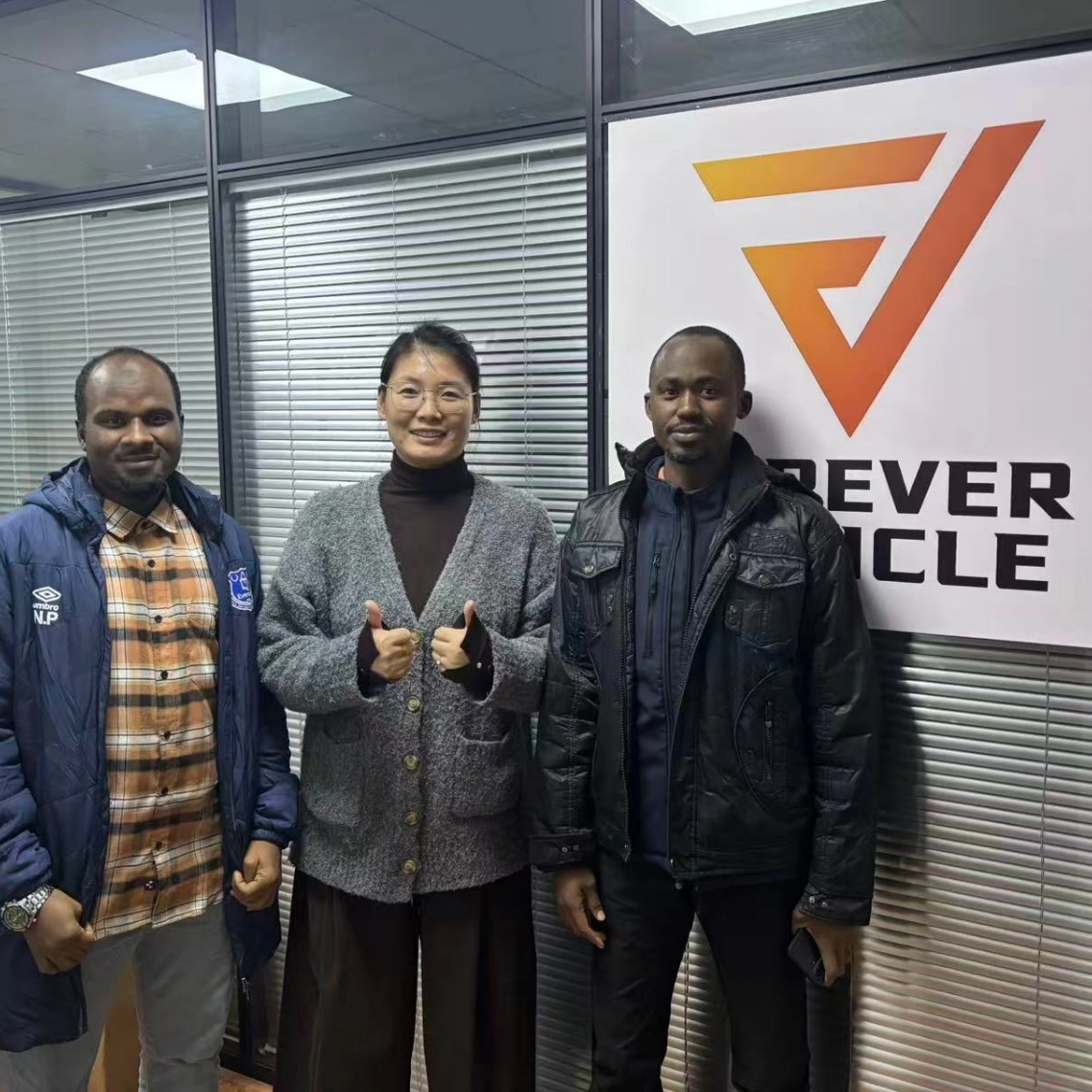 Pakistani Delegation Visits Guangzhou Office to Negotiate SINOTRUK HOWO 4x2 Light Water Tank Truck Supply Contract